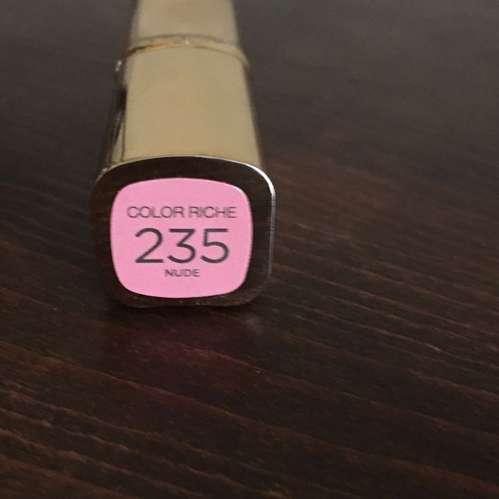 L'Oreal Luxurious Nude Shade in Gold Lipstick Case